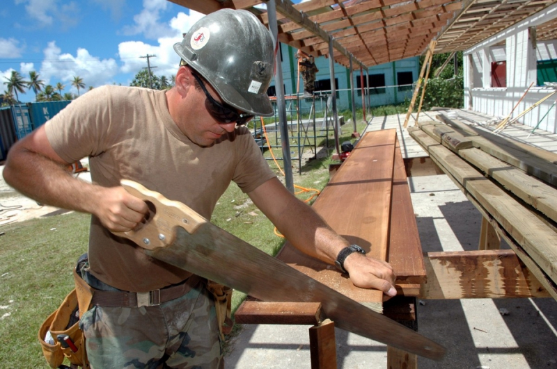 menuisier-DURANUS-min_worker_construction_building_carpenter_male_job_build_helmet-893290